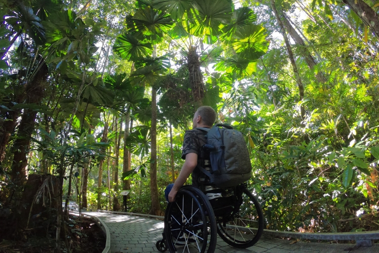 昆士兰州，库兰达，热带雨林自然公园，一位坐轮椅的男子与其爱人一起观看迪吉里杜管表演 © 昆士兰州旅游及活动推广局版权所有