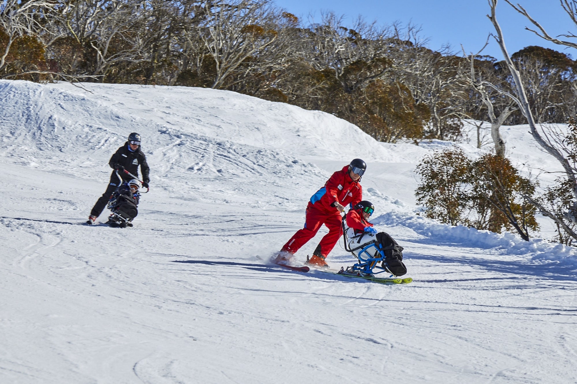 新南威尔士州，大雪山，Thredbo Alpine Village，通过适应性滑雪训练，从山上飞驰而下 © 澳大利亚旅游局版权所有