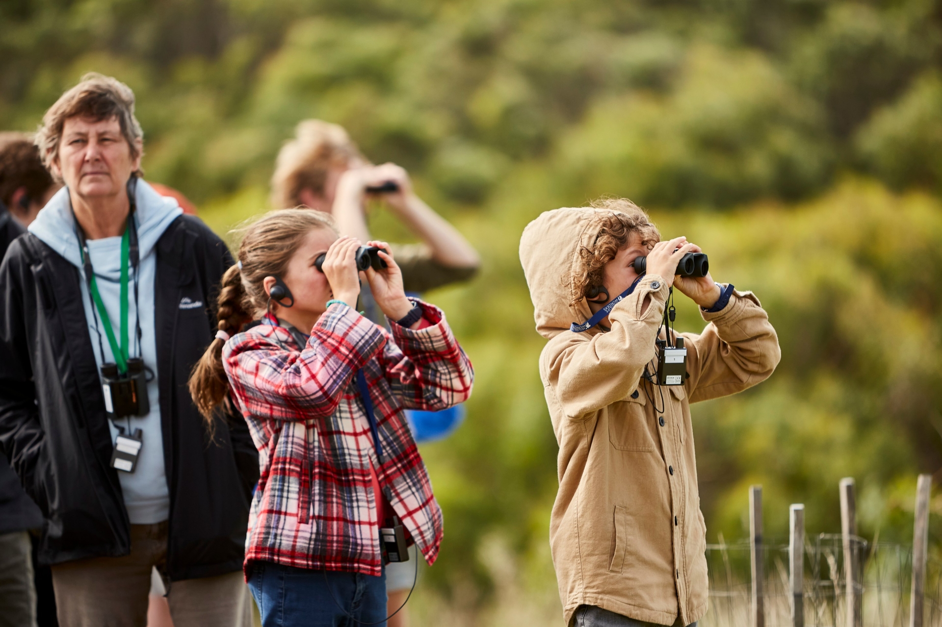 维多利亚州，大洋路，野生动物奇观，孩子们使用助听器和双筒望远镜观赏野生动物 © 澳大利亚旅游局/维多利亚州旅游局版权所有