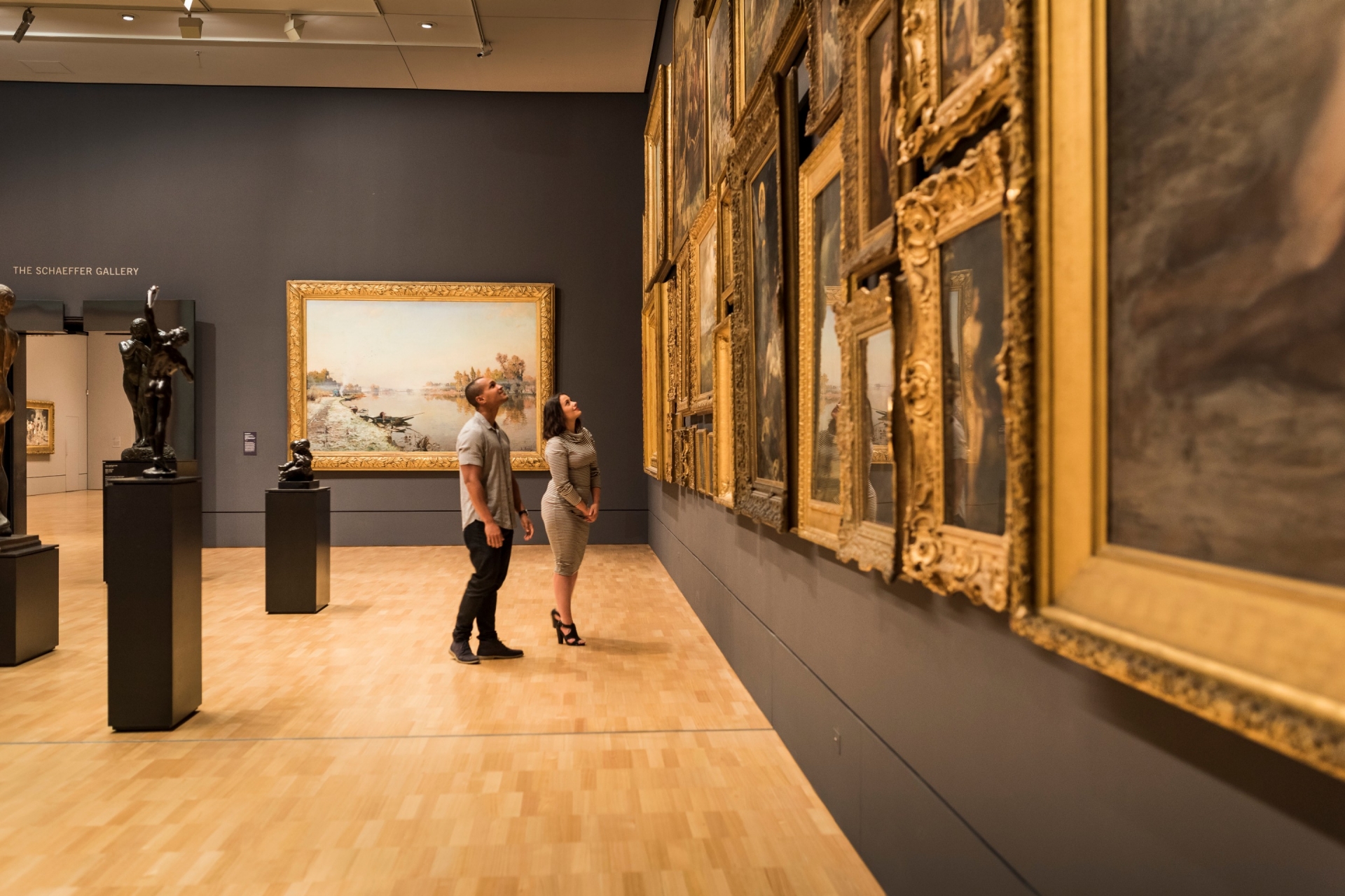 维多利亚州，墨尔本，维多利亚国家美术馆，一名男子和一名女子在欣赏艺术作品 © 维多利亚州旅游局/Robert Blackburn 版权所有