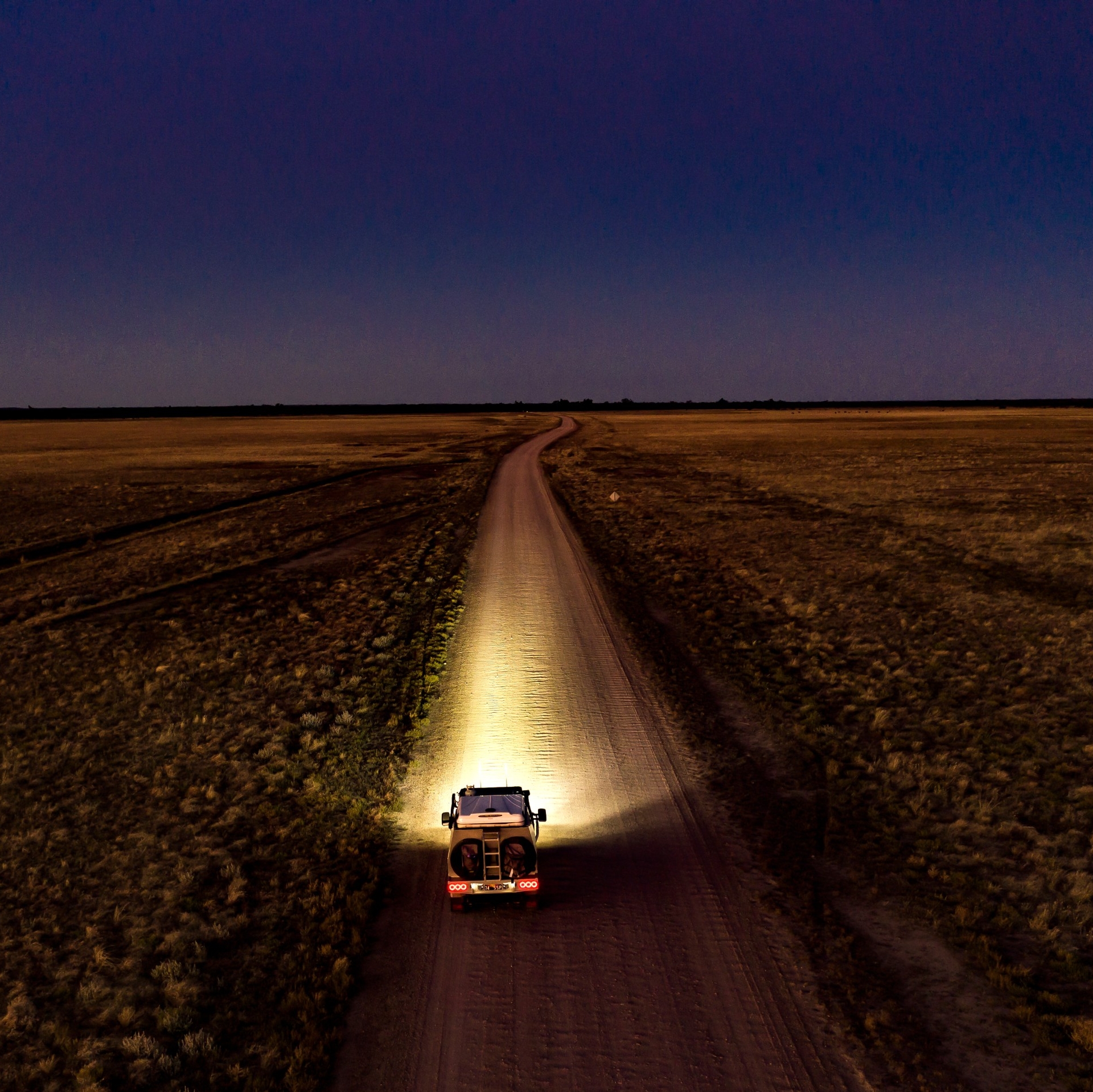 内陆路上夜间行驶的汽车 © 昆士兰州旅游及活动推广局版权所有