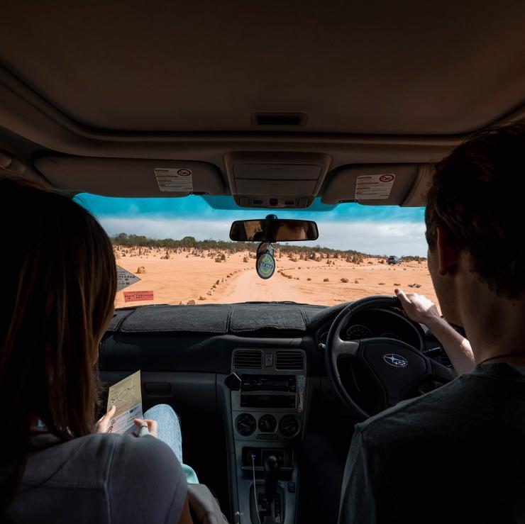 一对情侣开车穿越尖峰石阵 © 澳大利亚旅游局版权所有