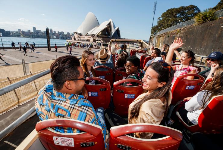 新南威尔士州，悉尼，歌剧院旁的观光巴士 © Big Bus Tours 版权所有