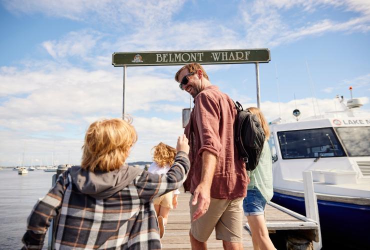 新南威尔士州，贝尔蒙特，一家人在贝尔蒙特码头游玩 © 新南威尔士州旅游局版权所有
