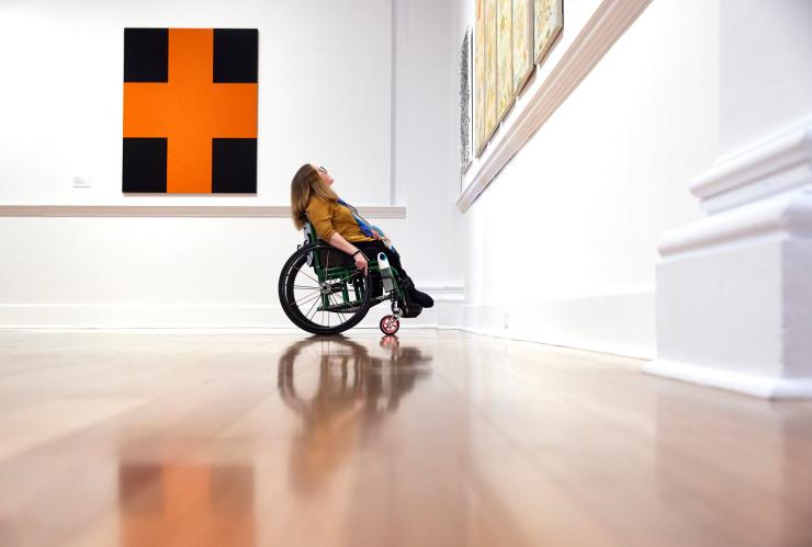 维多利亚州，吉隆市，一位坐轮椅的女子在吉隆美术馆欣赏艺术作品 © 澳大利亚旅游局版权所有