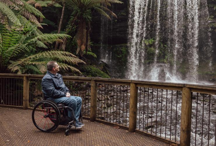 塔斯马尼亚州，菲尔山国家公园，一位坐轮椅的男子在观赏罗诗瀑布 © Dearna Bond 版权所有