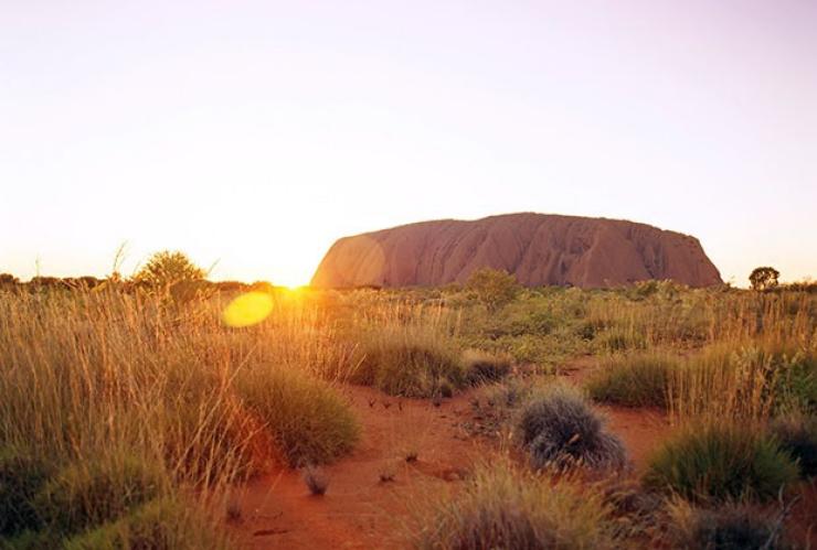 北领地，乌鲁鲁卡塔丘塔国家公园，日落时分的乌鲁鲁美景 © 澳大利亚旅游局版权所有