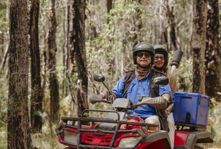 西澳大利亚州，玛格丽特河生态探险，一对老年夫妇骑着四轮摩托车穿过丛林 © 澳大利亚旅游局版权所有