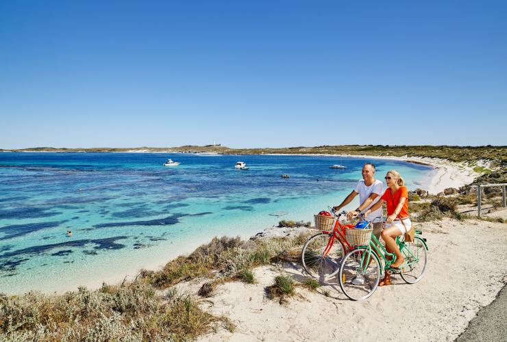 西澳大利亚州，一对情侣在罗特尼斯岛上骑自行车 © 西澳大利亚州旅游局版权所有