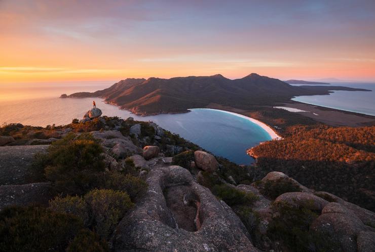 塔斯马尼亚州，菲欣纳，阿摩司山，山岩上的人 © 澳大利亚旅游局版权所有