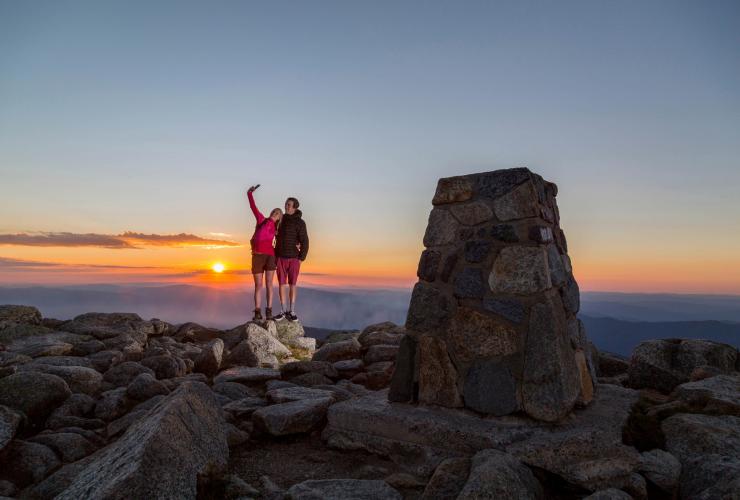 新南威尔士州，一对情侣在科修斯国家公园的科修斯山山顶上自拍 © 大雪山旅游局版权所有