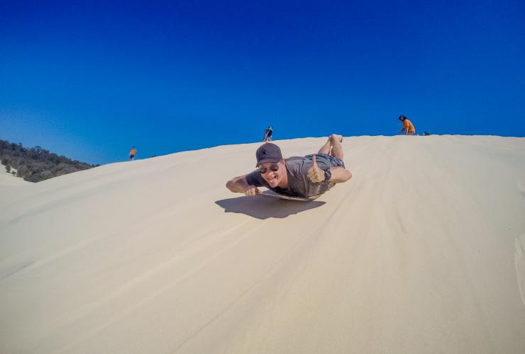 昆士兰州，摩顿岛，摩顿岛沙漠，沙丘滑沙体验 © 澳大利亚旅游局版权所有