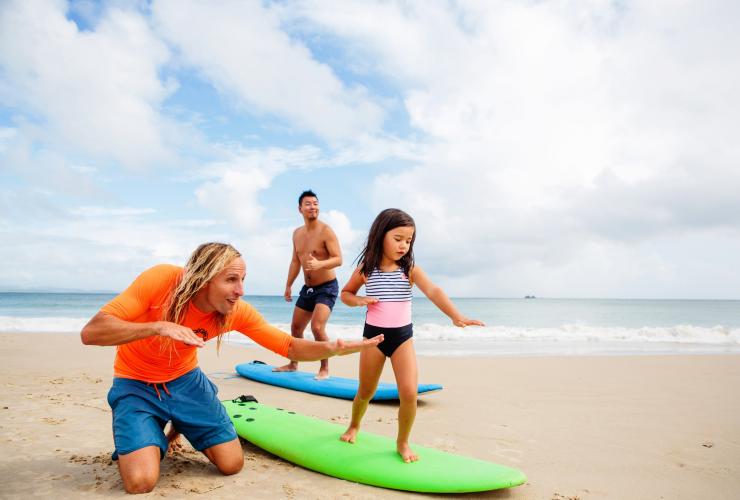 拜伦湾，在克拉克斯海滩学习冲浪的一家人 © 新南威尔士州旅游局版权所有