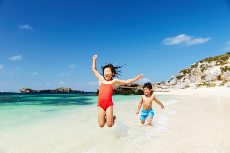 在罗特尼斯岛海滩上玩耍的两名儿童 © 罗特尼斯岛旅游局版权所有