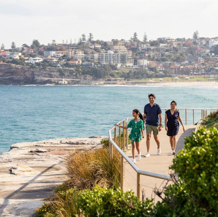 在悉尼东郊沿着邦迪到布朗特这段海滨漫步的一家人 © 新南威尔士州旅游局版权所有