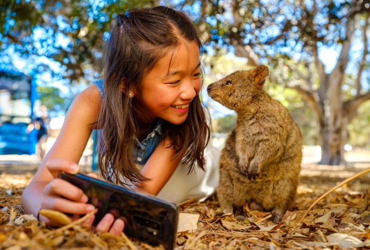 在西澳大利亚州罗特尼斯岛和短尾矮袋鼠一起自拍的女孩 © 澳大利亚旅游局/Dan Avila Photography 版权所有