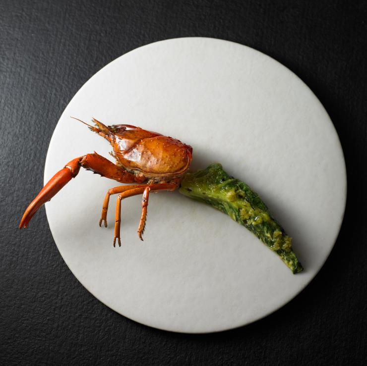 墨尔本阿提卡餐厅的烤蓝魔虾配沙漠酸橙菜 © Colin Page/阿提卡餐厅版权所有