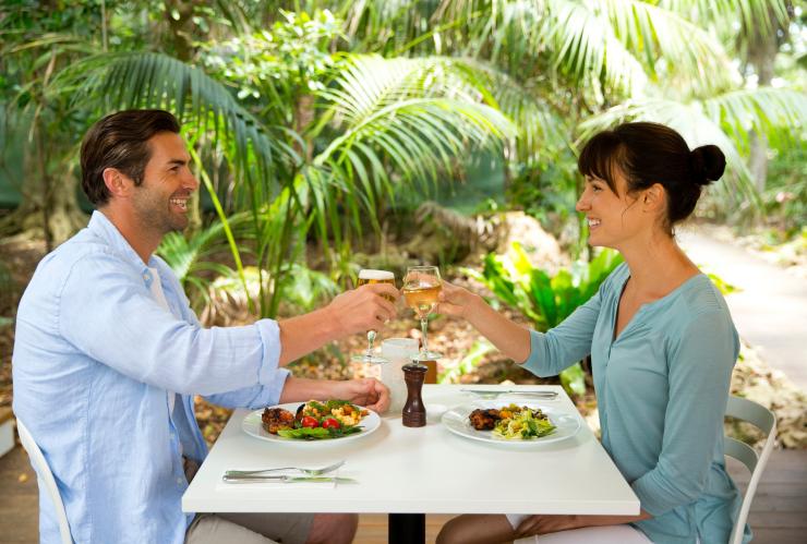 新南威尔士州，豪勋爵岛，情侣在的松树旅舍享用“特制”午餐 © 新南威尔士州旅游局版权所有