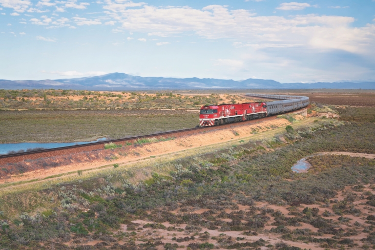 印度洋-太平洋号列车蜿蜒穿过南澳大利亚州 © Journey Beyond Rail 版权所有