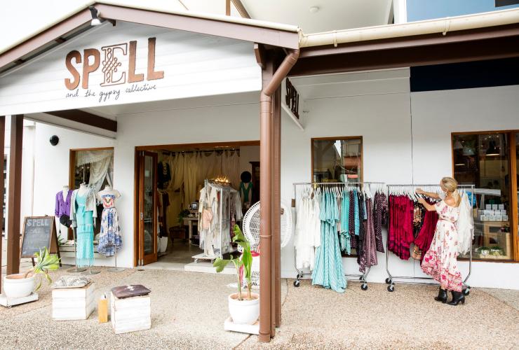 在拜伦湾的 Spell & The Gypsy Collective 门店里正在布置服装陈列的女性 © 新南威尔士州旅游局版权所有