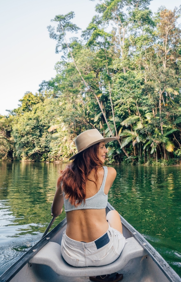 昆士兰州，莫斯曼，女士在莫斯曼河上划皮艇 © 昆士兰州旅游及活动推广局版权所有
