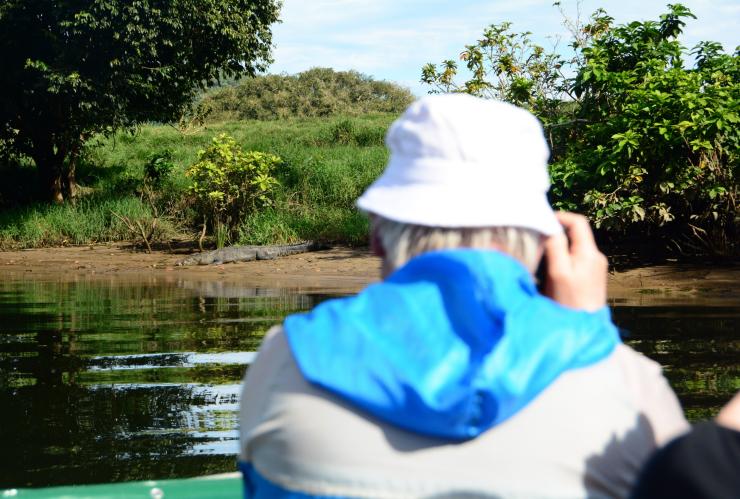 摄影师在河岸上拍摄咸水鳄 © 远北昆士兰自然之旅版权所有