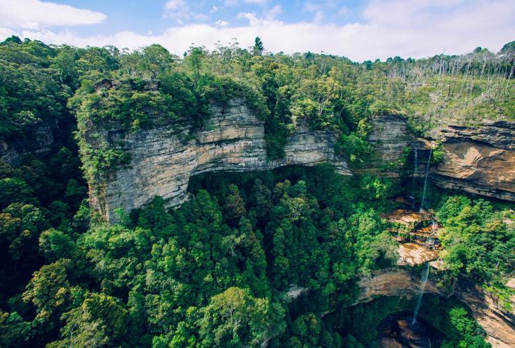 在位于新南威尔士州的蓝山国家公园中进行岩石峭壁和瀑布观景 © 澳大利亚旅游局版权所有