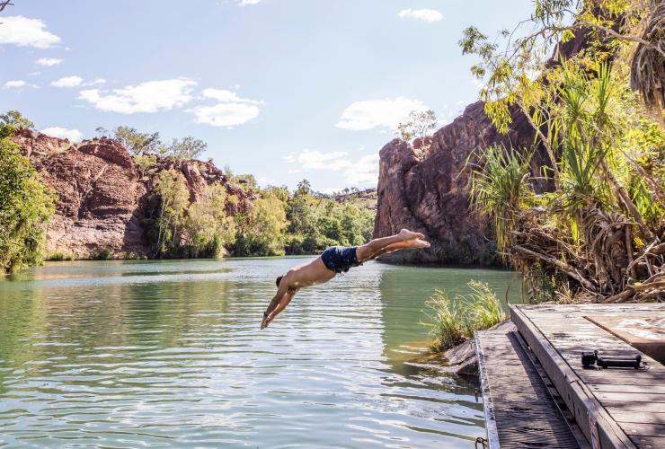 昆士兰州，在波特加姆拉（草地山）水潭中潜水的男士 © 昆士兰州旅游及活动推广局版权所有