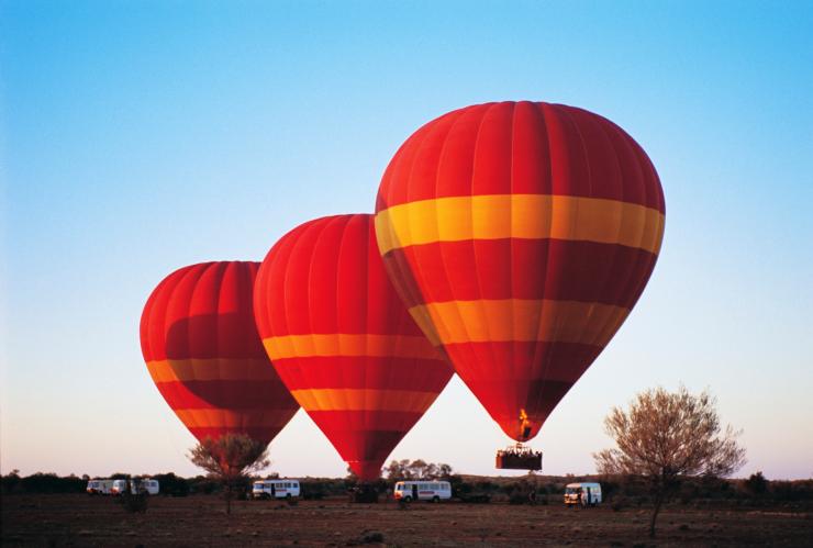 北领地，爱丽斯泉，乘坐热气球 © 北领地旅游局