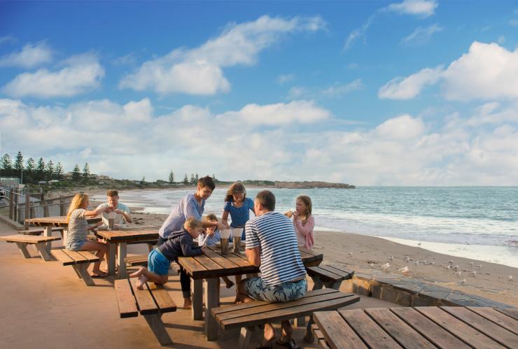 南澳大利亚，埃利奧特港海滩，飞鱼咖啡馆 © Adam Bruzzone, SATC 版权所有