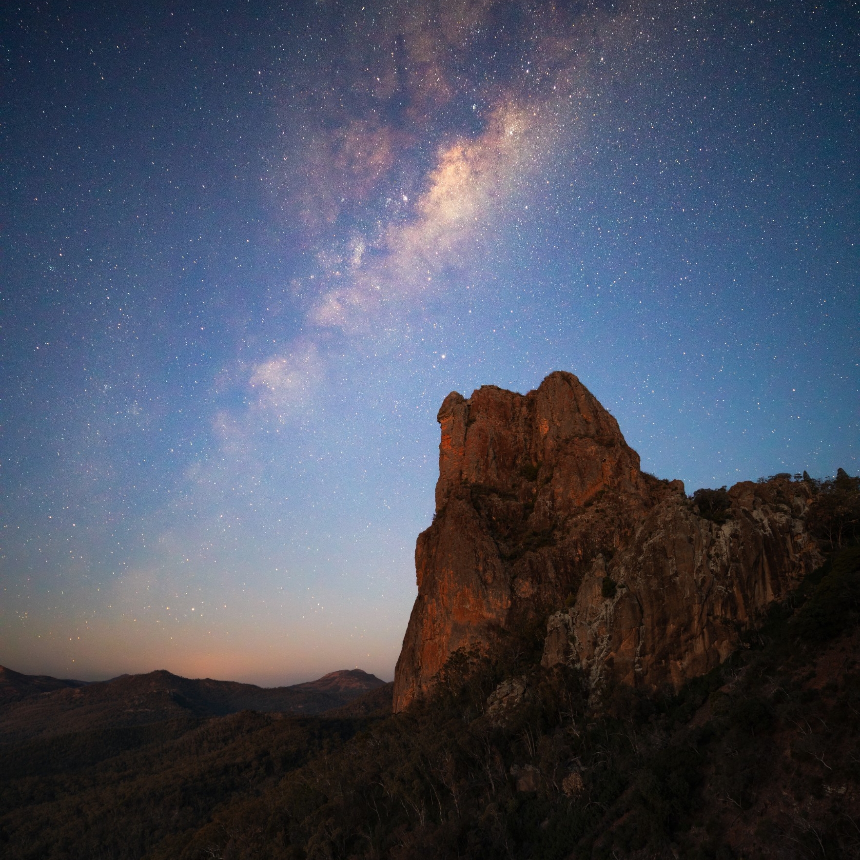 岩层上方的银河系景观 © 新南威尔士州旅游局版权所有