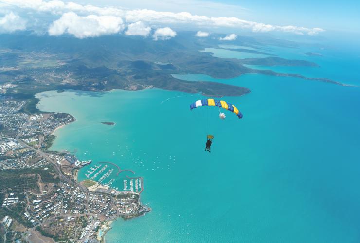 昆士兰州，圣灵群岛，艾尔利海滩，跳伞 © SkyDive Australia 版权所有