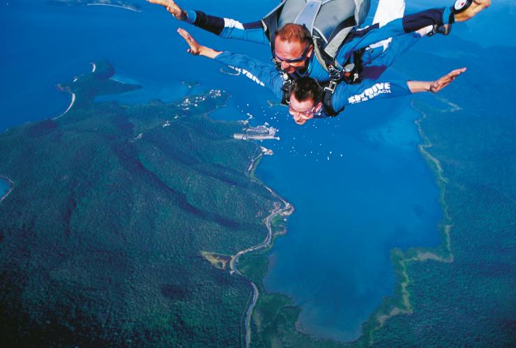 昆士兰州，圣灵群岛，艾尔利海滩，跳伞 © 昆士兰州旅游及活动推广局版权所有