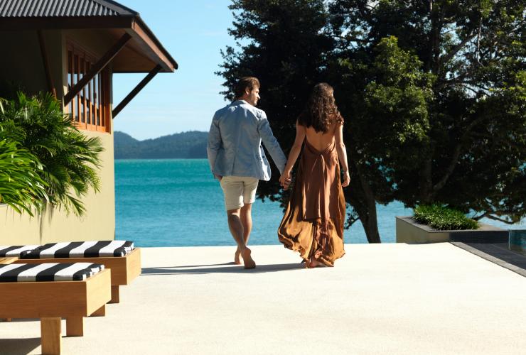 昆士兰州，汉密尔顿岛，一对情侣在阔利酒店散步 © Jason Loucas 版权所有