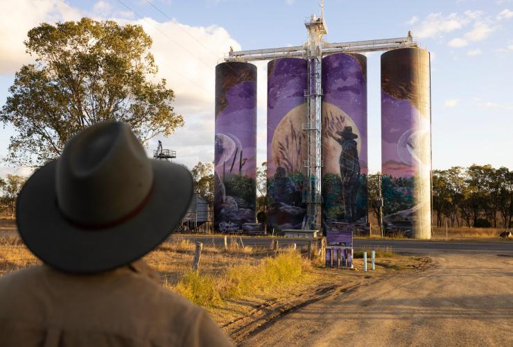 昆士兰州，三个月亮，在欣赏三个月亮筒仓艺术的人 © 昆士兰州旅游及活动推广局版权所有