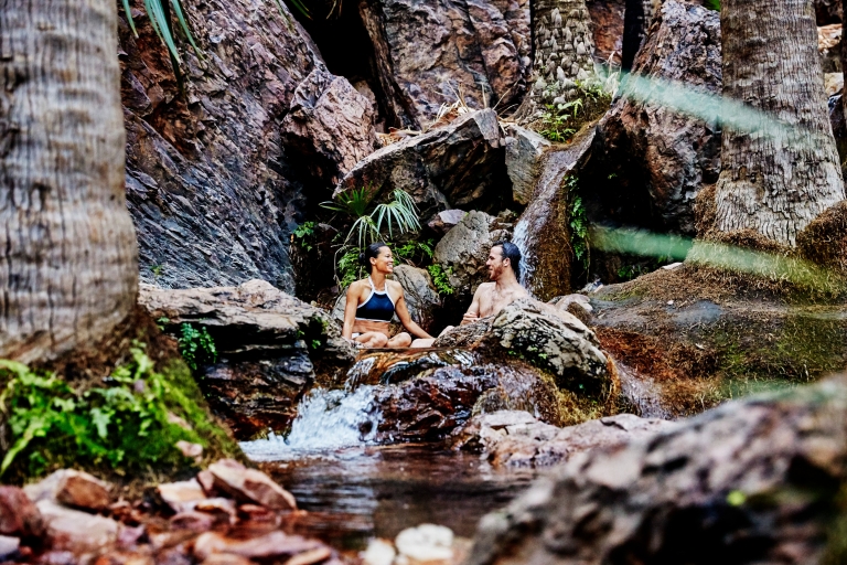 西澳大利亚州，埃尔奎斯特荒野公园，在泽比第泉的天然泉水与绿色植被间放松身心的情侣 © 西澳大利亚州旅游局版权所有