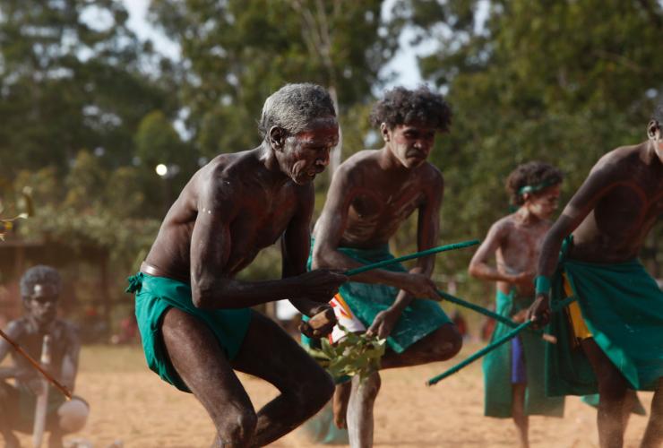 北领地，古库拉，珈玛音乐节，Bunggul 传统舞蹈 © 澳大利亚旅游局版权所有
