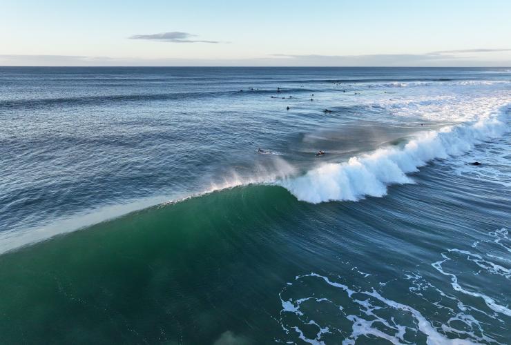 维多利亚州，大洋路，俯瞰巨浪拍打在贝尔斯海滩上 © 澳大利亚旅游局/维多利亚州旅游局版权所有