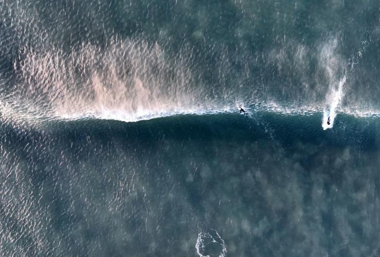 维多利亚州，大洋路，俯瞰贝尔斯海滩上的冲浪者们正在追风逐浪 © 澳大利亚旅游局版权所有