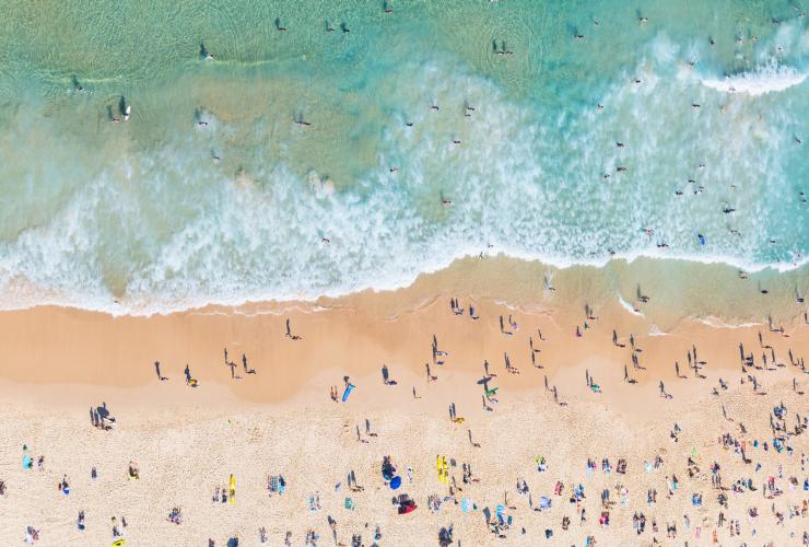 新南威尔士州，悉尼，俯瞰正在享受邦迪海滩的美妙风景的日光浴者和冲浪者们 © Daniel Tran 版权所有