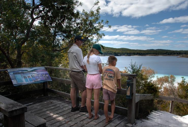昆士兰州，卡丽岛，孩子们与导游一起站在翠鸟湾度假村附近的观景点上眺望湖面 © 昆士兰州旅游及活动推广局版权所有