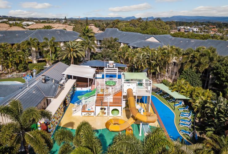 昆士兰州，黄金海岸，俯瞰海龟海滩度假村绿树环绕的住宿区，中间是水上公园和水上滑梯 © 海龟海滩度假村版权所有