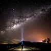 用头灯照向银河的观星者 © 昆士兰州旅游及活动推广局/Sean Scott 版权所有