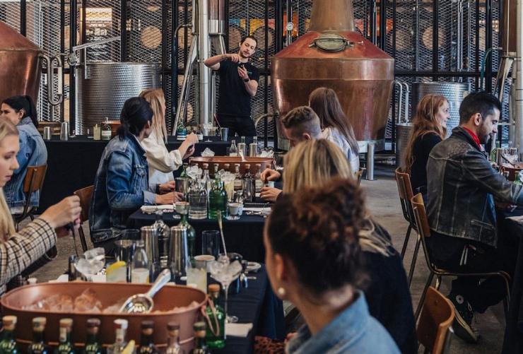 新南威尔士州,悉尼,Archie Rose 酒厂,酿酒厂内坐满了正在学习自调佳酿的人 © 新南威尔士州旅游局版权所有