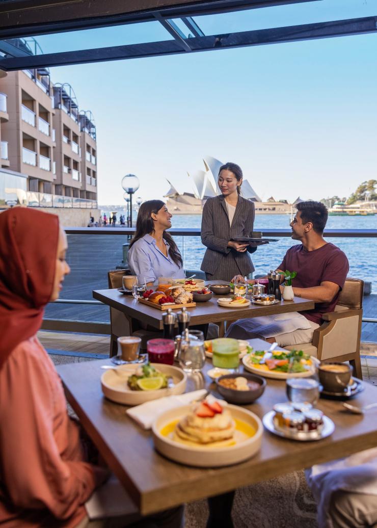新南威尔士州,悉尼,柏悦酒店,几桌人在享用早餐和咖啡,远处是悉尼歌剧院 © 澳大利亚旅游局版权所有