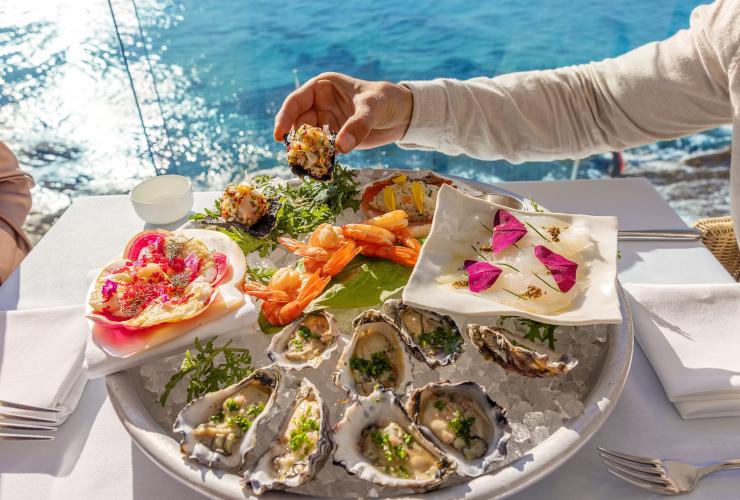 新南威尔士州,邦迪,冰山餐厅和酒吧,海滨餐厅餐桌上的现捞海鲜拼盘 © 澳大利亚旅游局版权所有