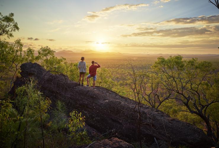 昆士兰州，穆里根山，日出时分，一对男女站在穆里根山旅舍附近的岩面上，眺望一望无际的树林 © 昆士兰州旅游及活动推广局版权所有