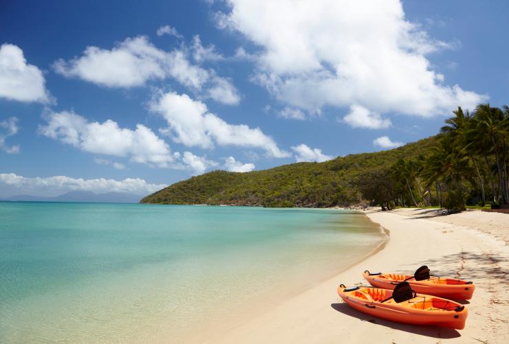 昆士兰州，奥费斯岛，奥费斯岛旅舍的沙滩上停着两条橙色独木舟 © 澳大利亚旅游局版权所有