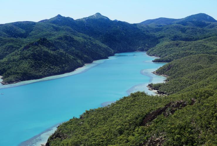 昆士兰州，俯瞰阔利酒店附近纳拉湾碧蓝的海水，周围是汉密尔顿岛绿色的植被 © 阔利酒店版权所有