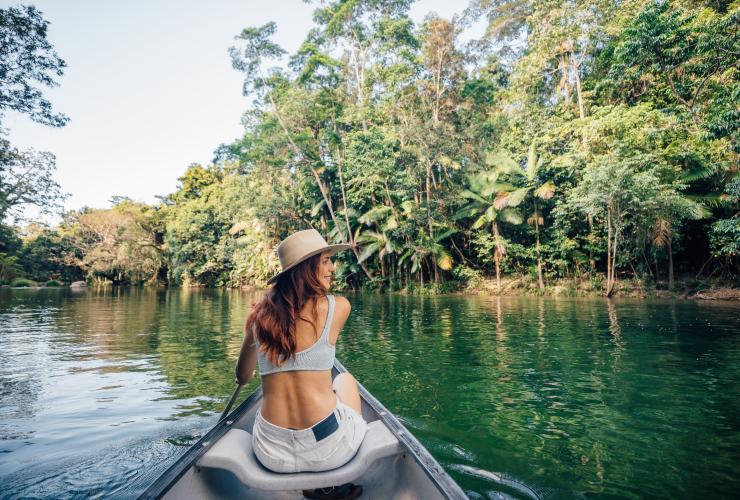 昆士兰州，希尔奇橡树酒店，一位女士在希尔奇橡树酒店附近的莫斯曼峡谷河中划着独木舟，周围是戴恩树热带雨林 © 昆士兰州旅游及活动推广局版权所有